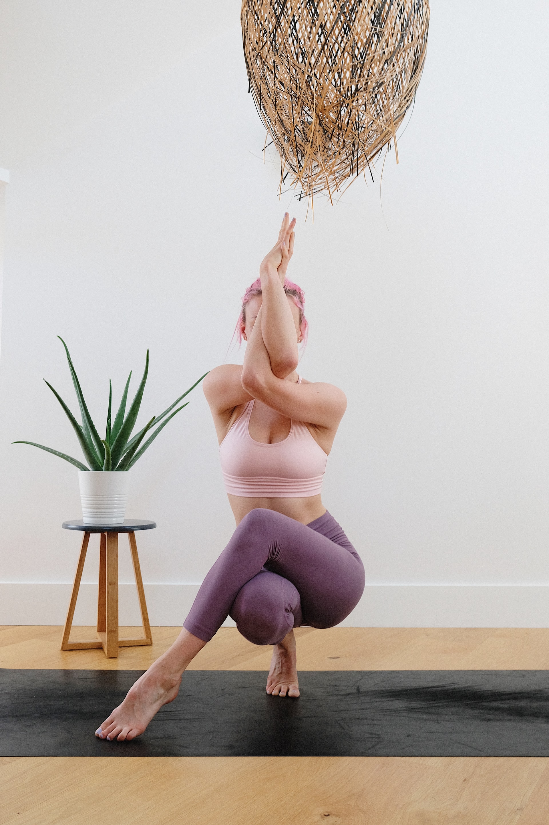 Frau in Yoga Position